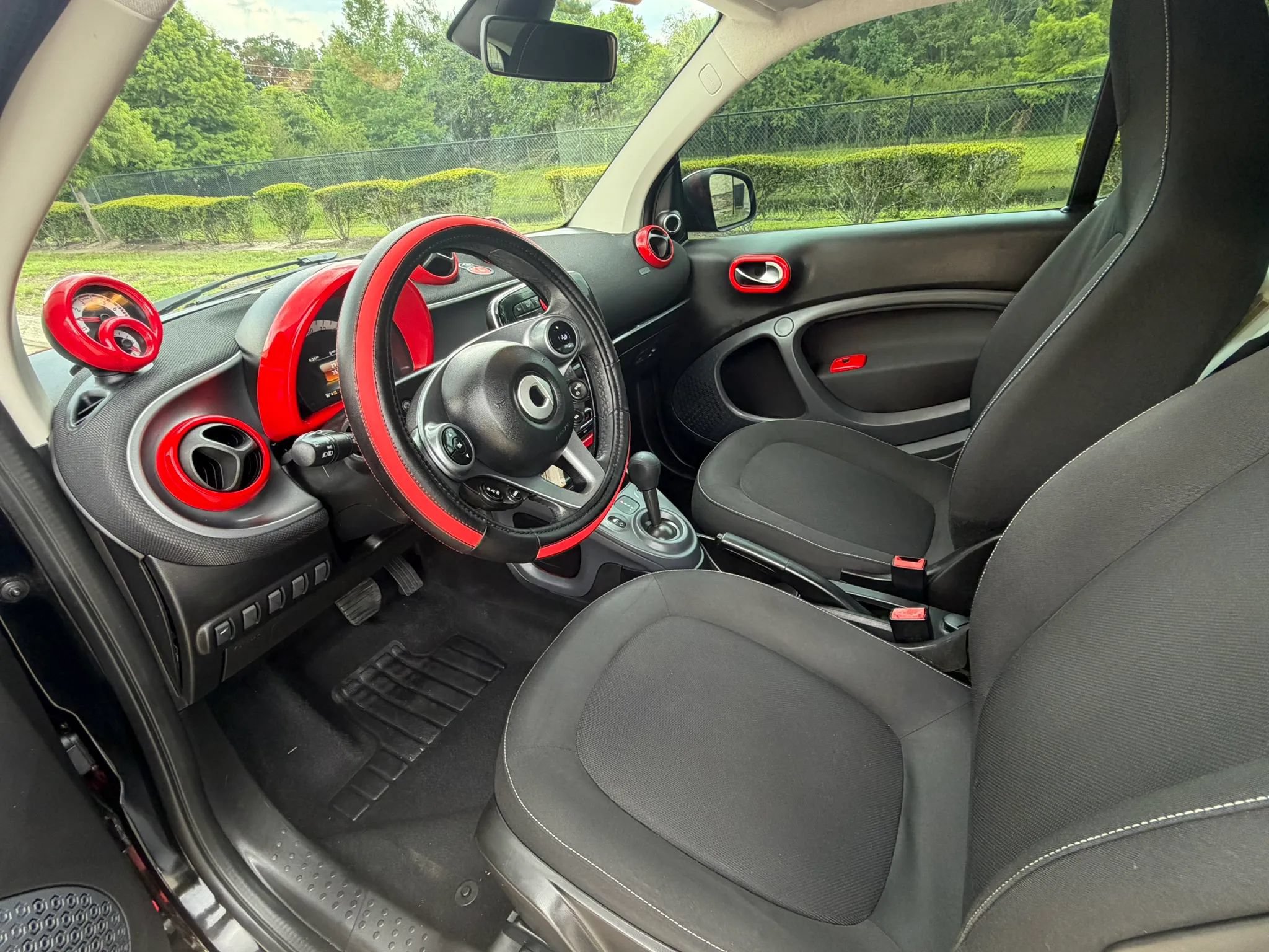 Used 2017 smart fortwo passion RWD image 9