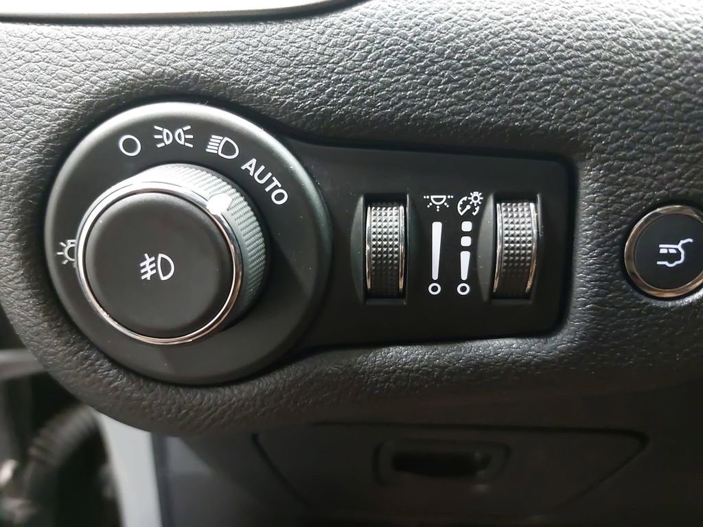 Used 2020 Jeep Cherokee Limited image 45