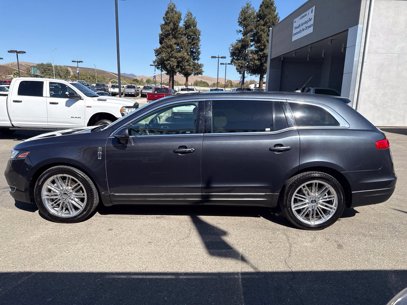 Used 2013 Lincoln MKT AWD image 2