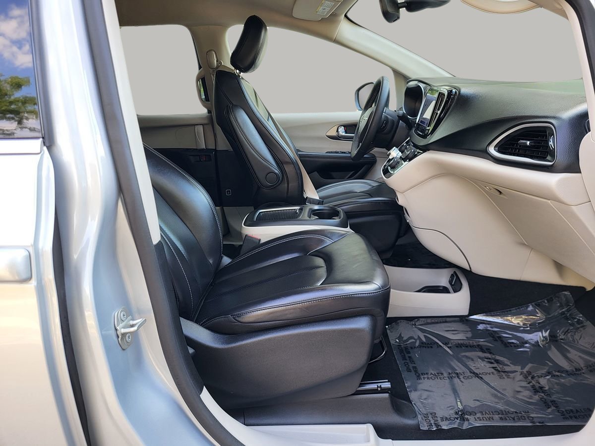 Used 2023 Chrysler Pacifica Touring-L FWD image 19