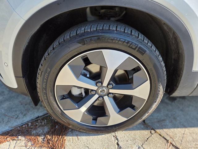 Used 2025 Volvo XC40 B5 Plus image 12
