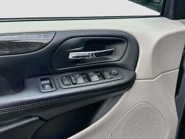 Used 2019 Dodge Grand Caravan SE FWD image 18