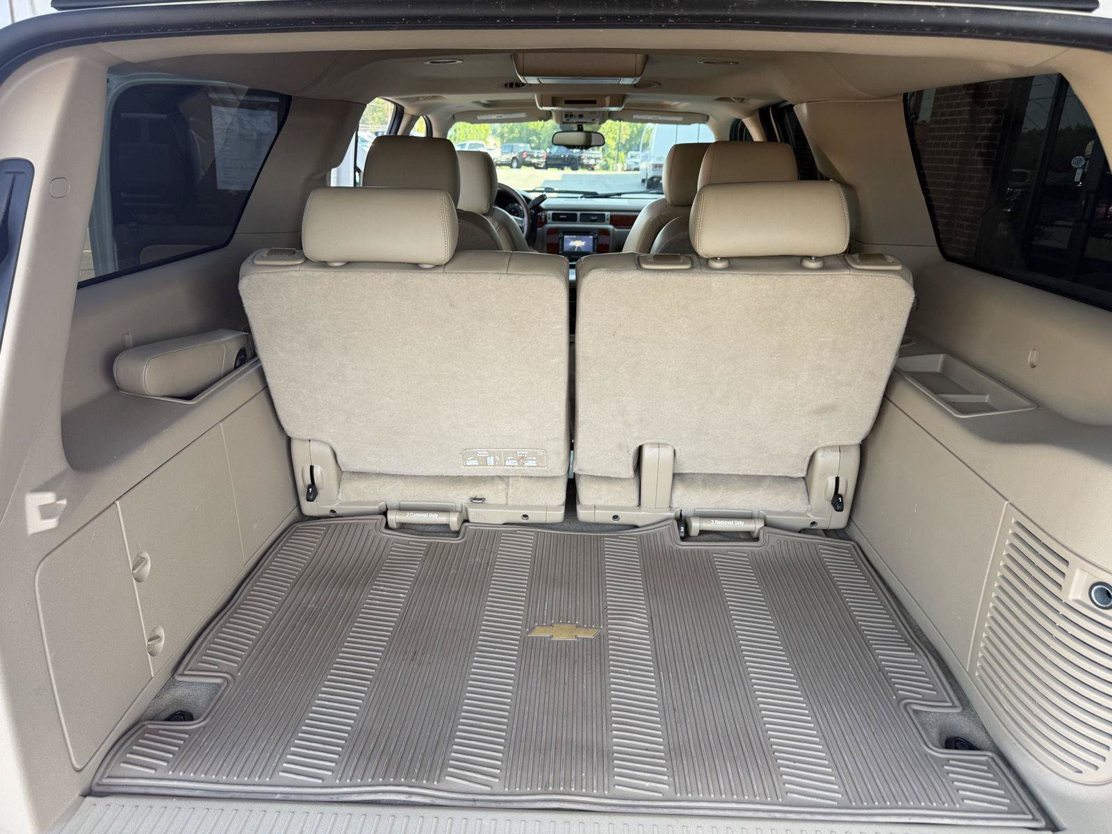 Used 2014 Chevrolet Suburban LTZ RWD image 22