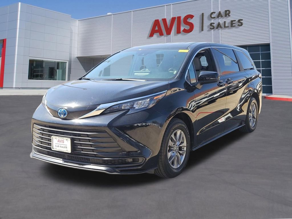Used 2025 Toyota Sienna LE image 1