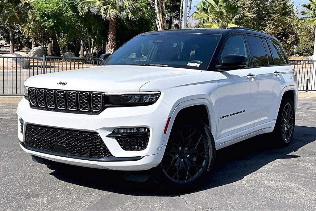 Used 2025 Jeep Grand Cherokee Summit w/ Obsidian Package AWD/4WD image 2