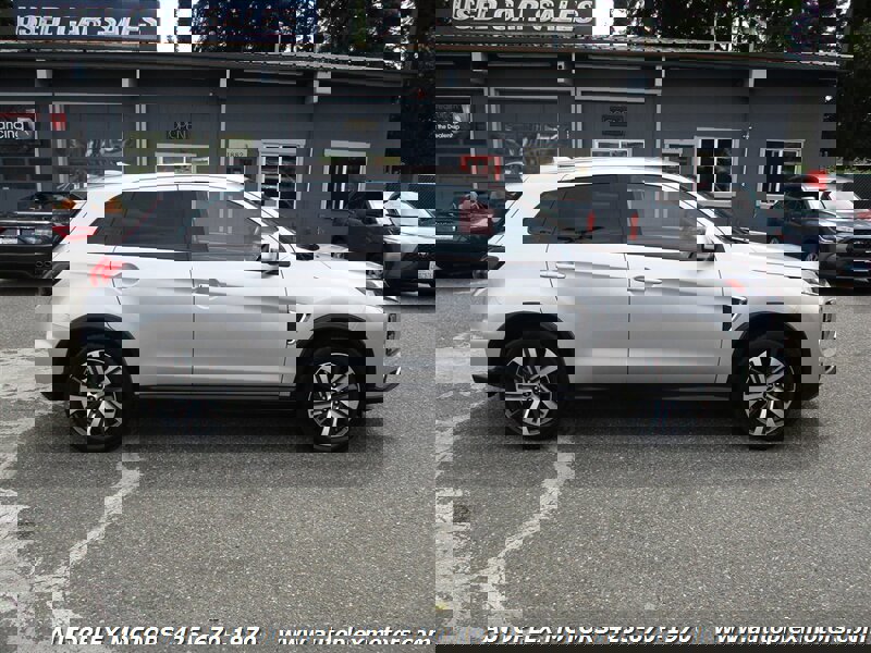 Used 2021 Mitsubishi Outlander Sport SE image 2