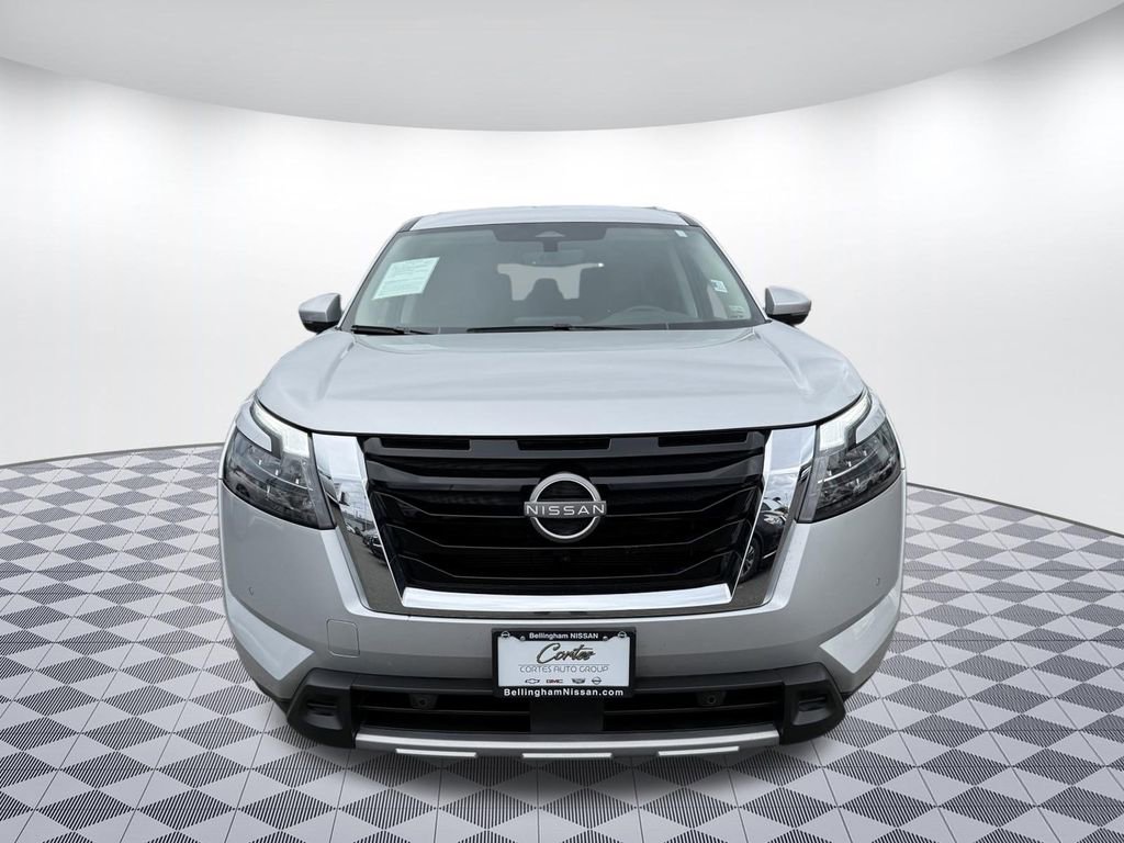Used 2025 Nissan Pathfinder SL image 2
