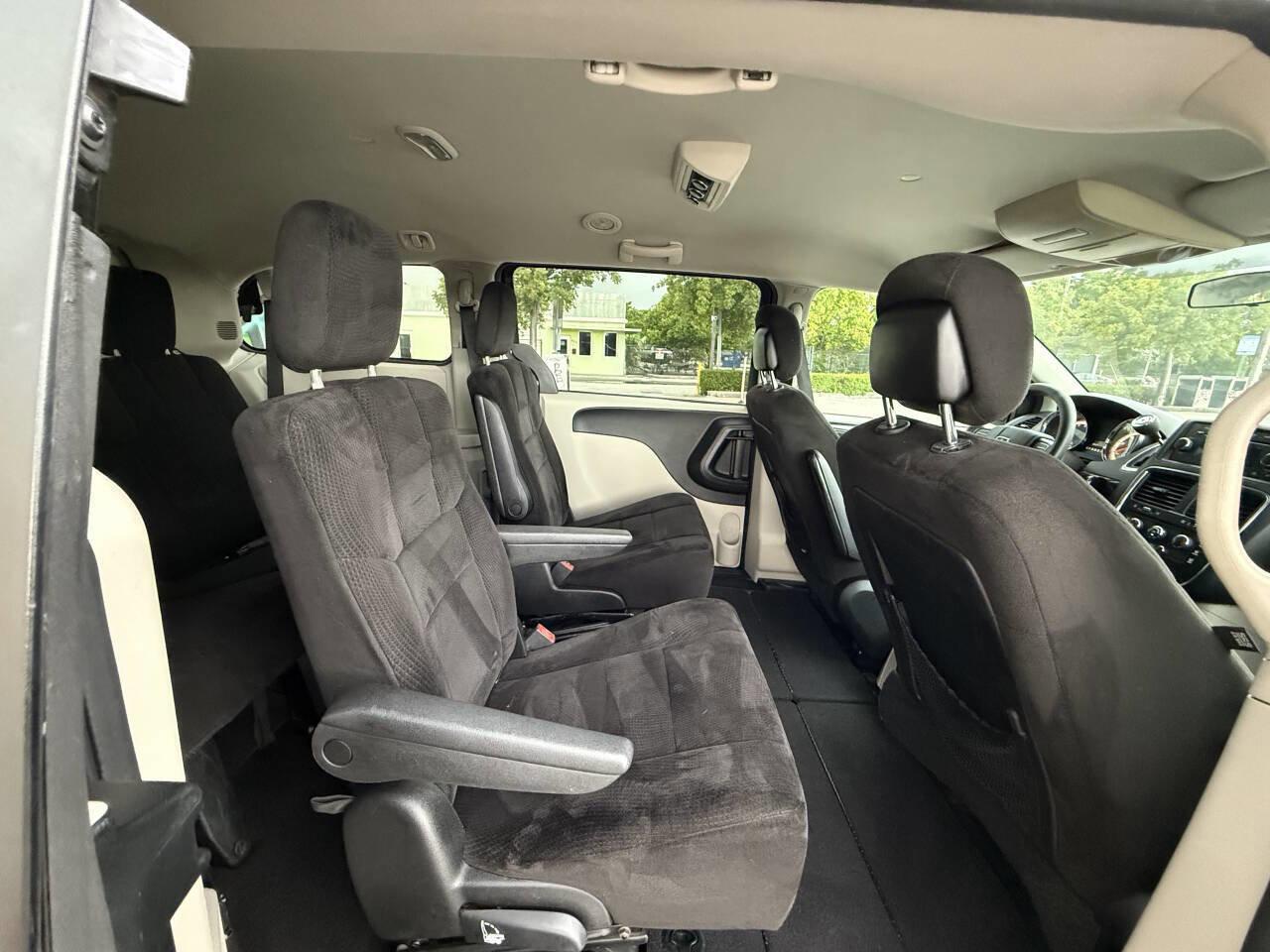 Used 2013 Dodge Grand Caravan SE image 27