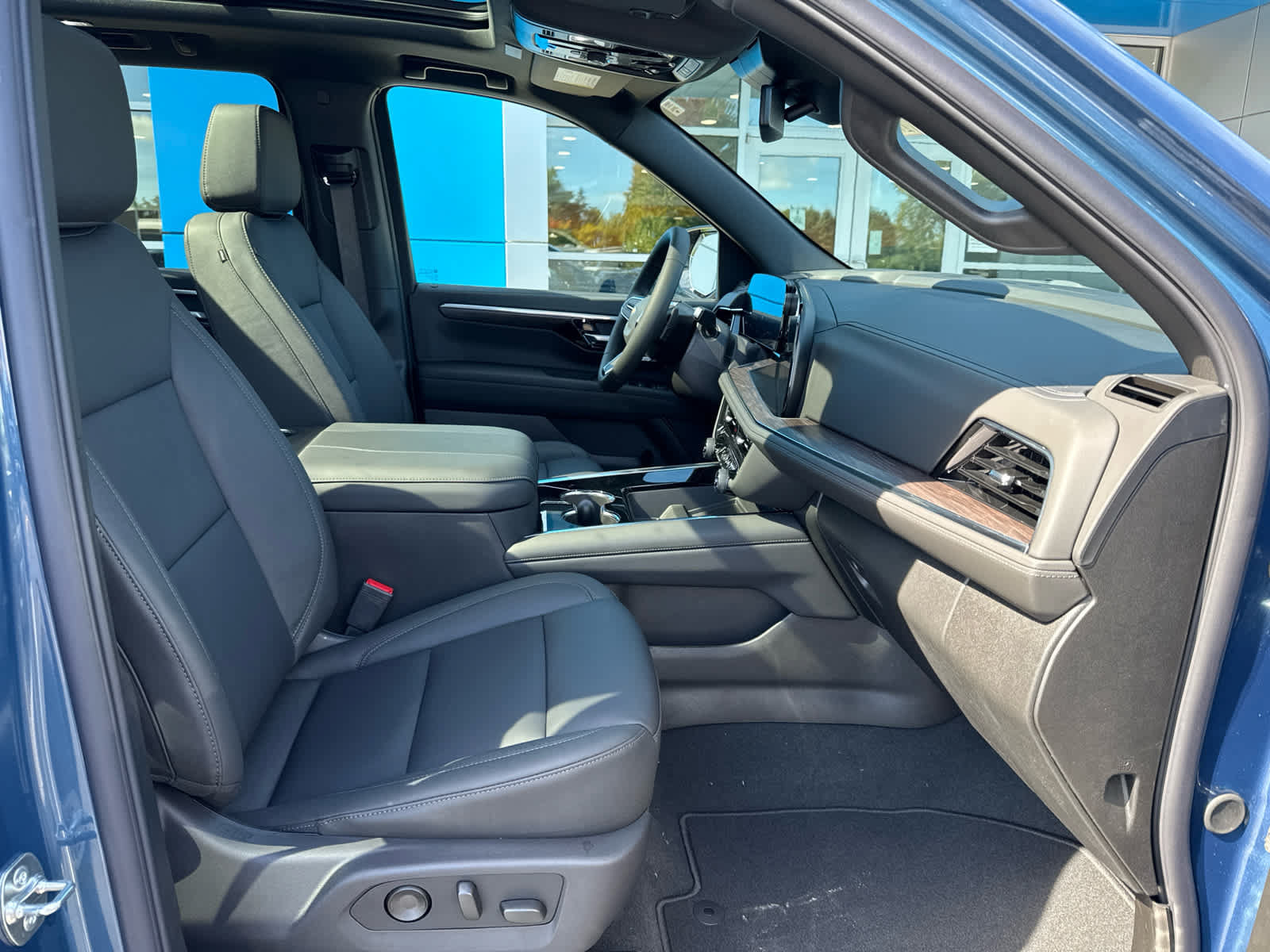 New 2027 Chevrolet Suburban LT w/ Comfort Package AWD/4WD image 4