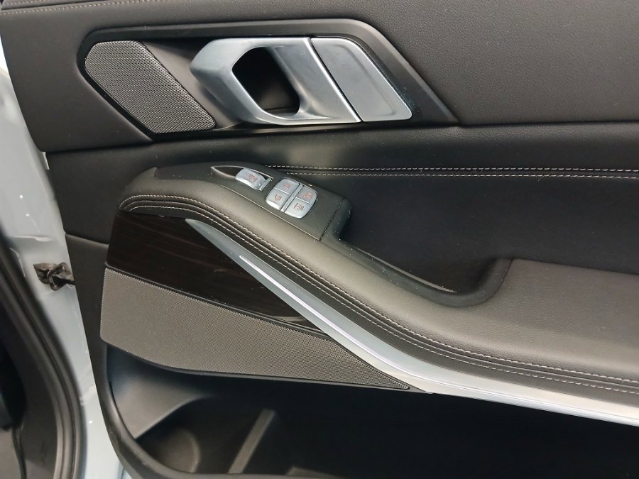 Used 2024 BMW X7 xDrive40i w/ M Sport Package image 33