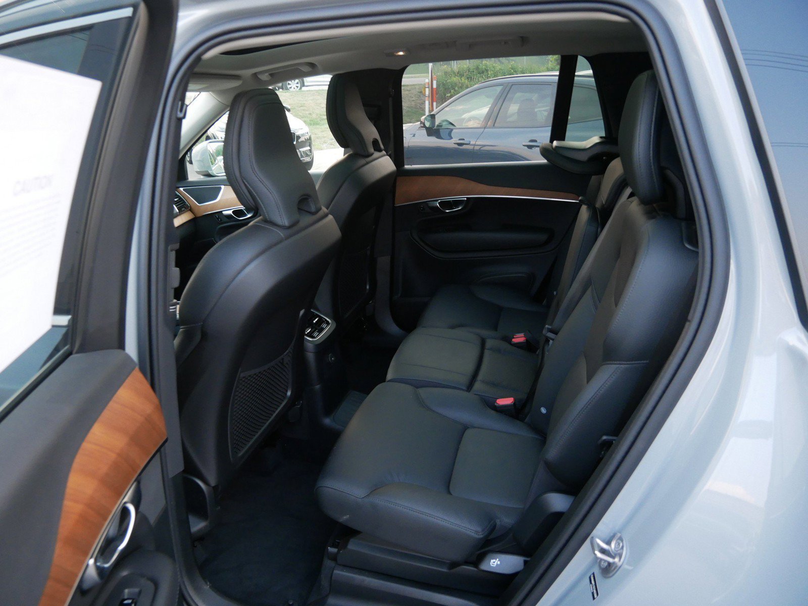 Certified 2025 Volvo XC90 T8 Plus w/ Protection Package Premier AWD/4WD image 11