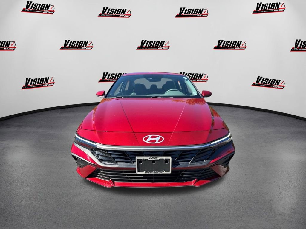 Certified 2025 Hyundai Elantra SE w/ Cargo Package image 2