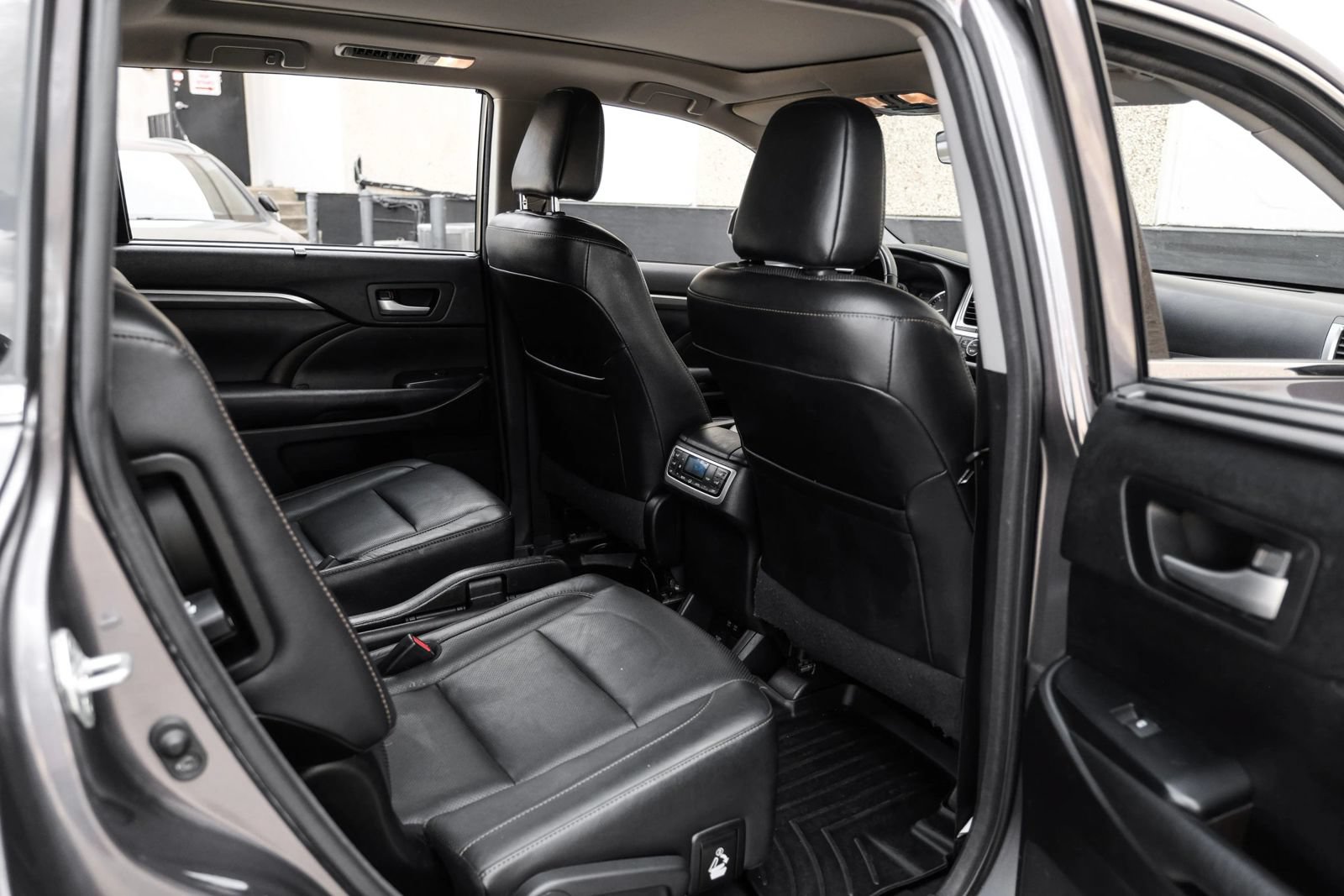 Used 2017 Toyota Highlander Limited Platinum FWD image 35