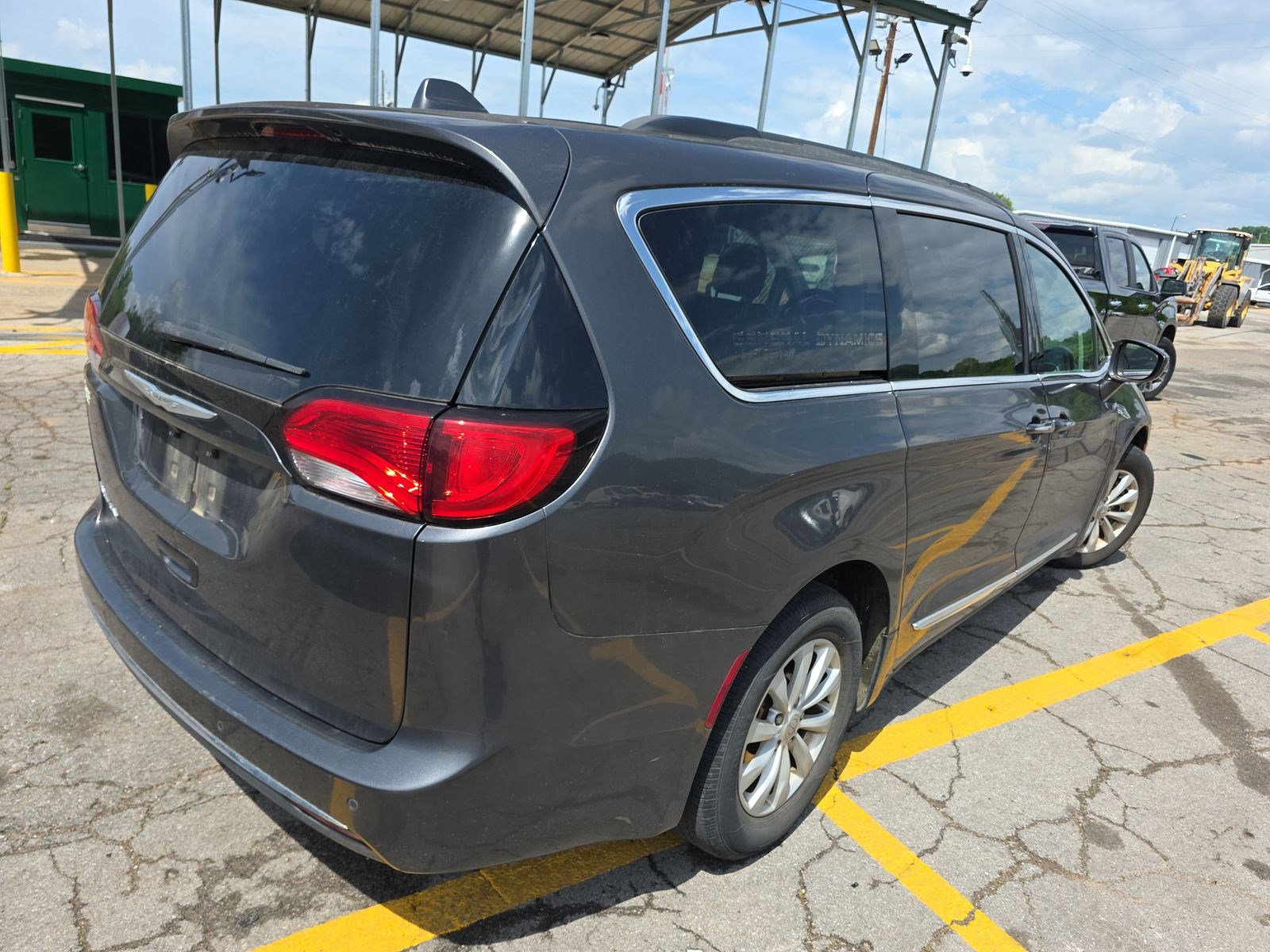 Used 2017 Chrysler Pacifica Touring-L FWD image 6