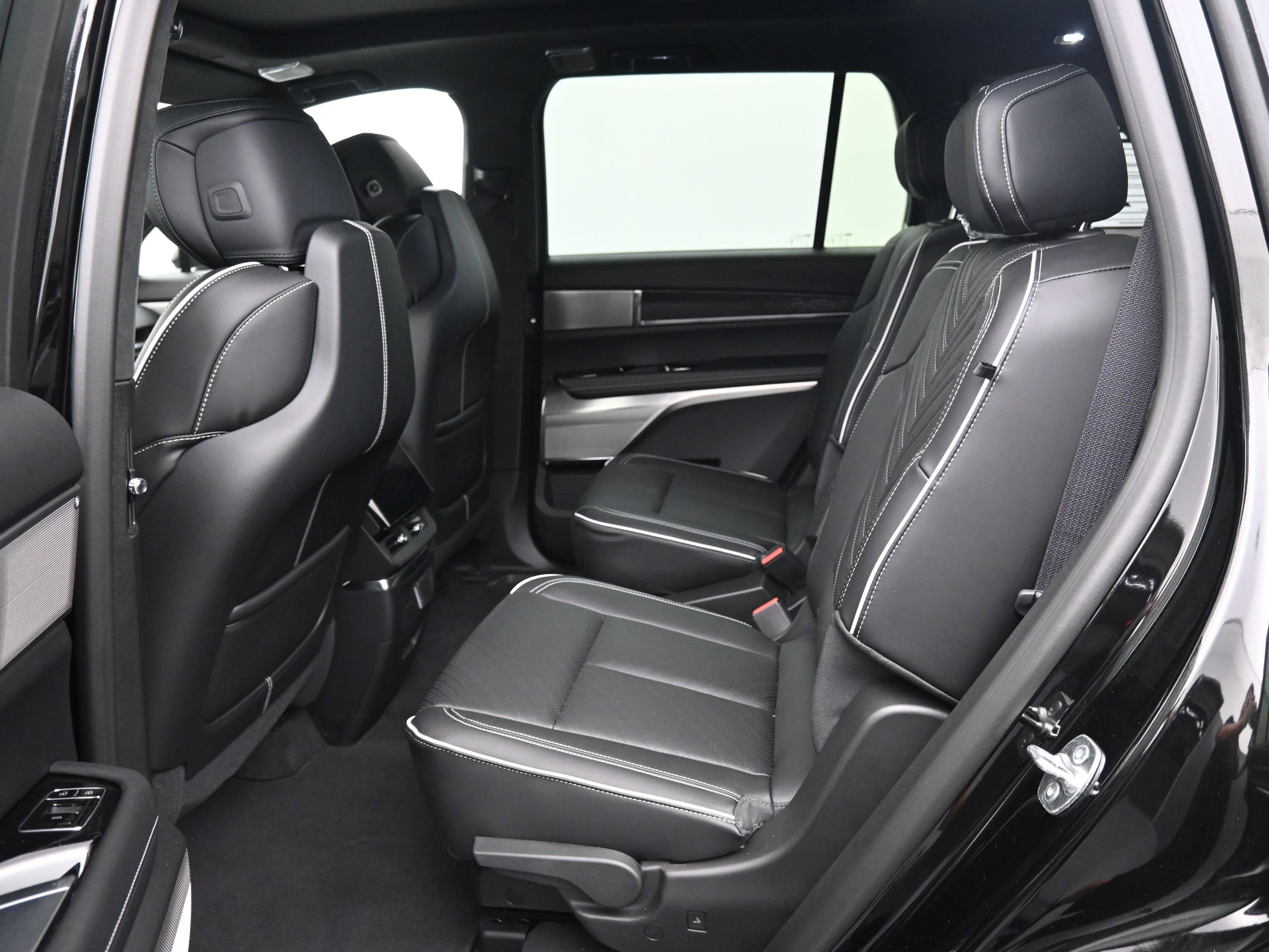 New 2026 Cadillac Vistiq Platinum w/ LPO, Floor Liner Package image 9