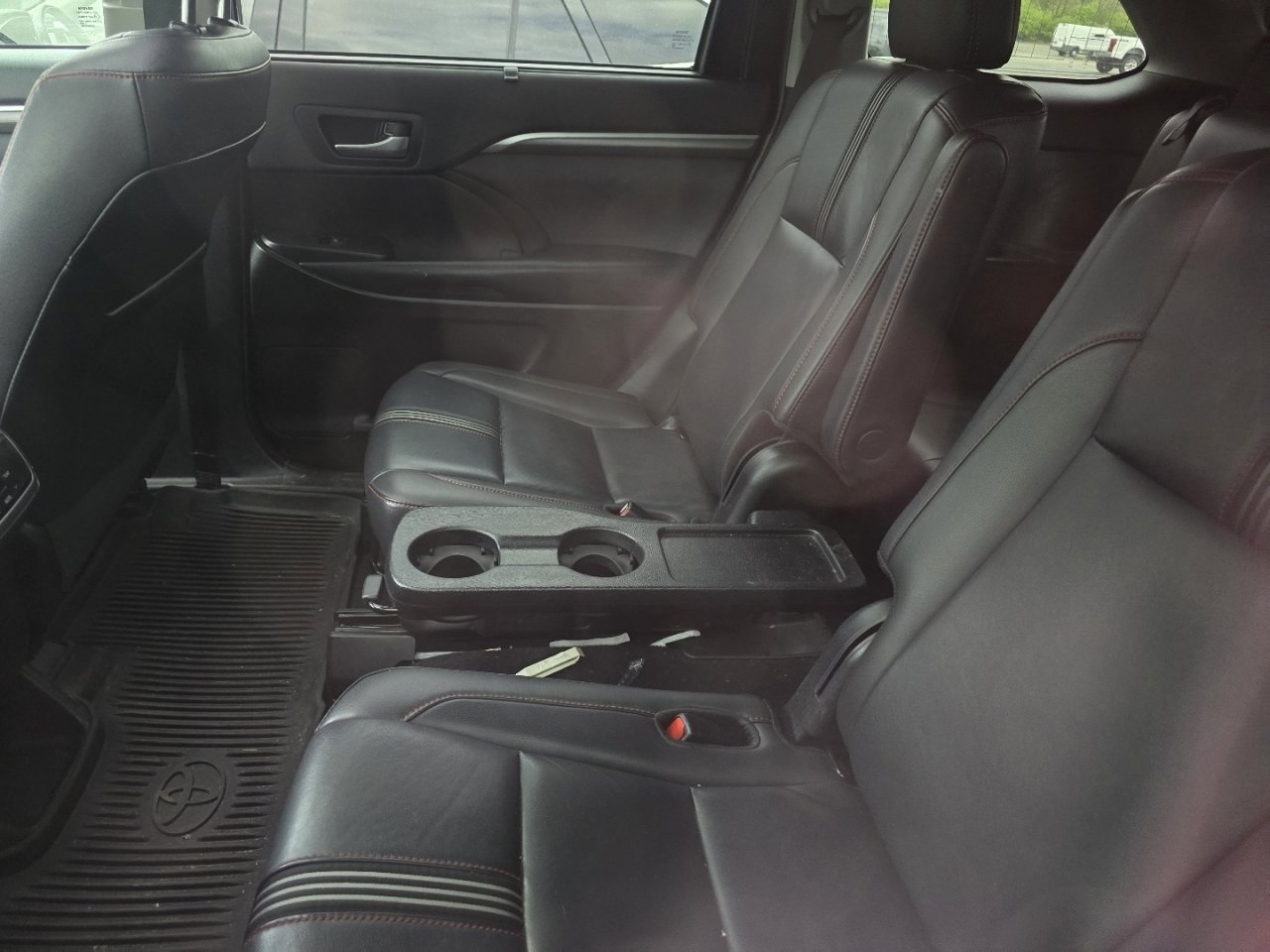 Used 2019 Toyota Highlander SE image 24