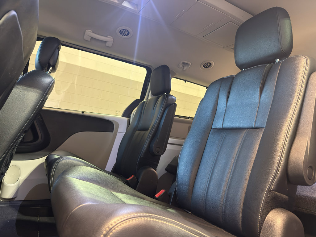 Used 2016 Chrysler Town & Country Touring FWD image 26