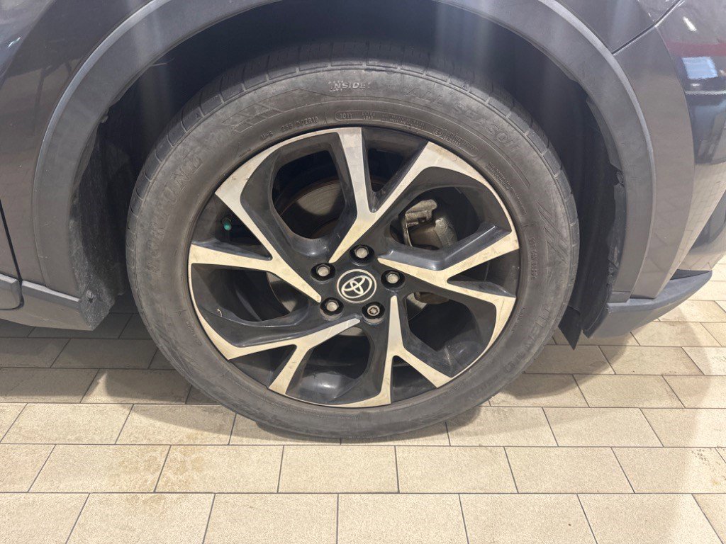 Used 2021 Toyota C-HR XLE FWD image 46