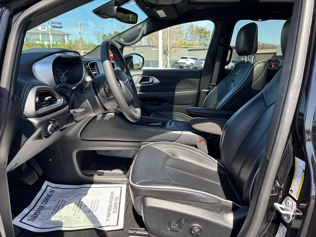 Used 2025 Chrysler Pacifica Limited image 12