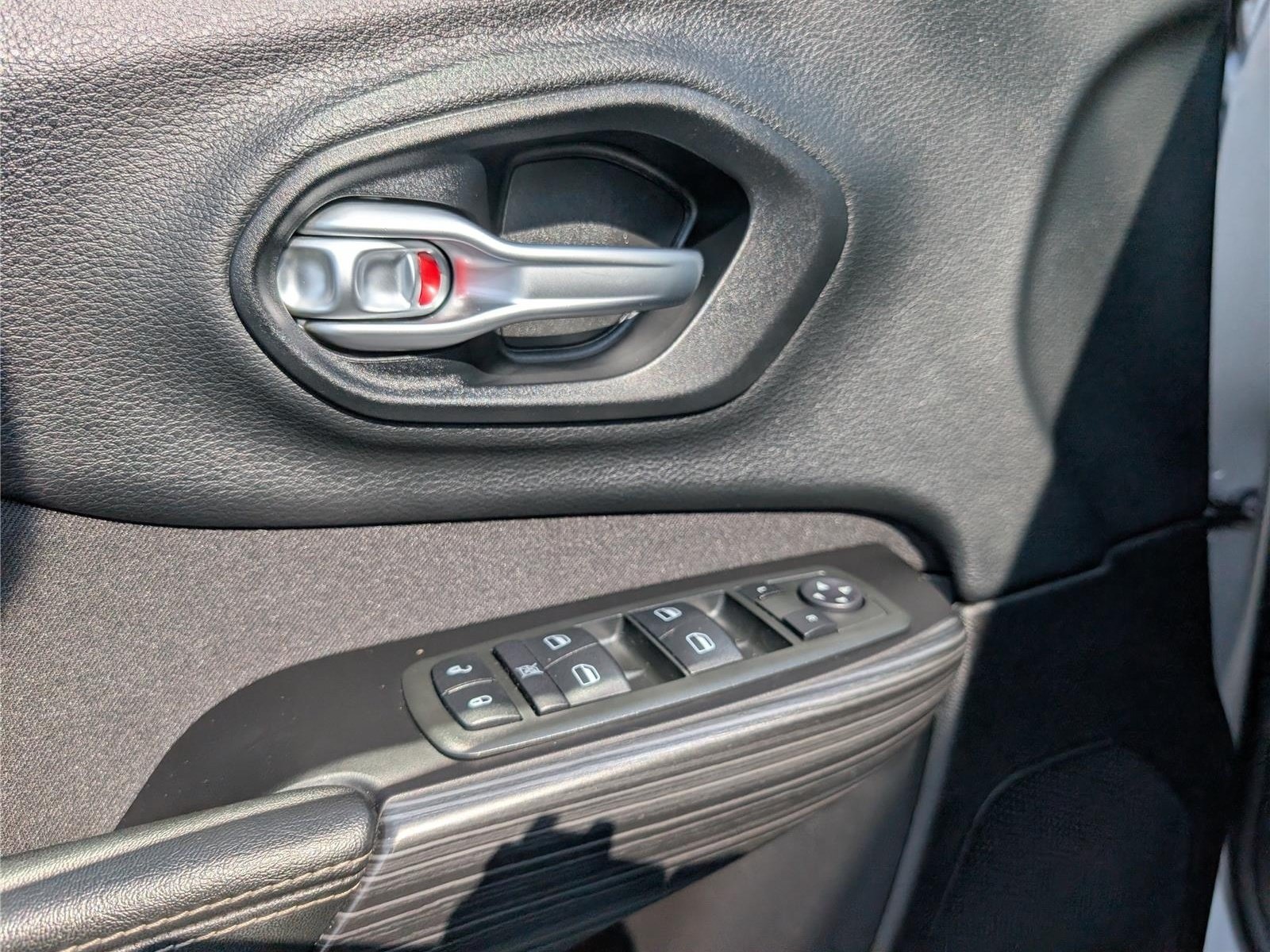 Used 2015 Jeep Cherokee Sport AWD/4WD image 19