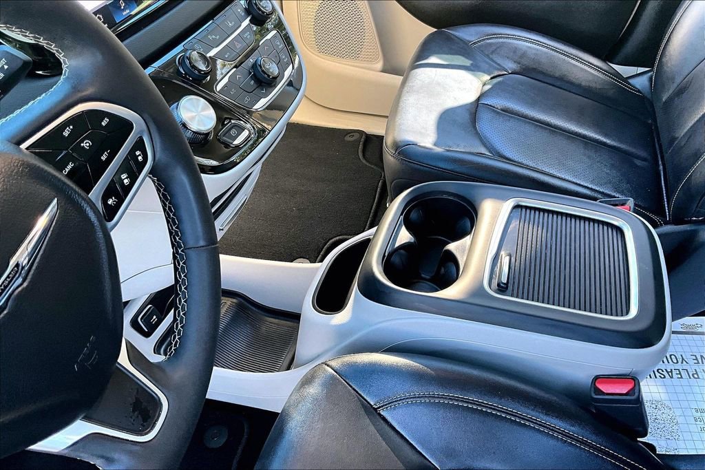 Used 2024 Chrysler Pacifica Touring-L image 16