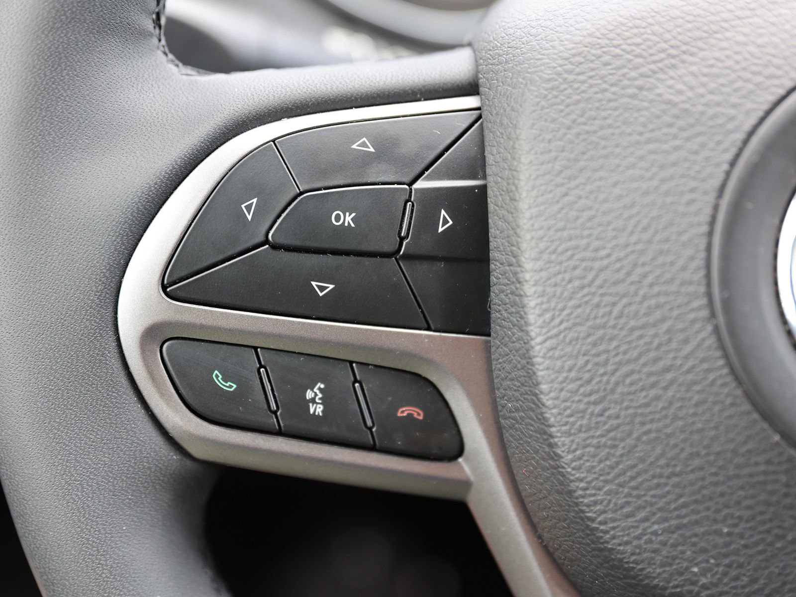 Used 2021 Jeep Cherokee Latitude Lux w/ Comfort/Convenience Group image 39