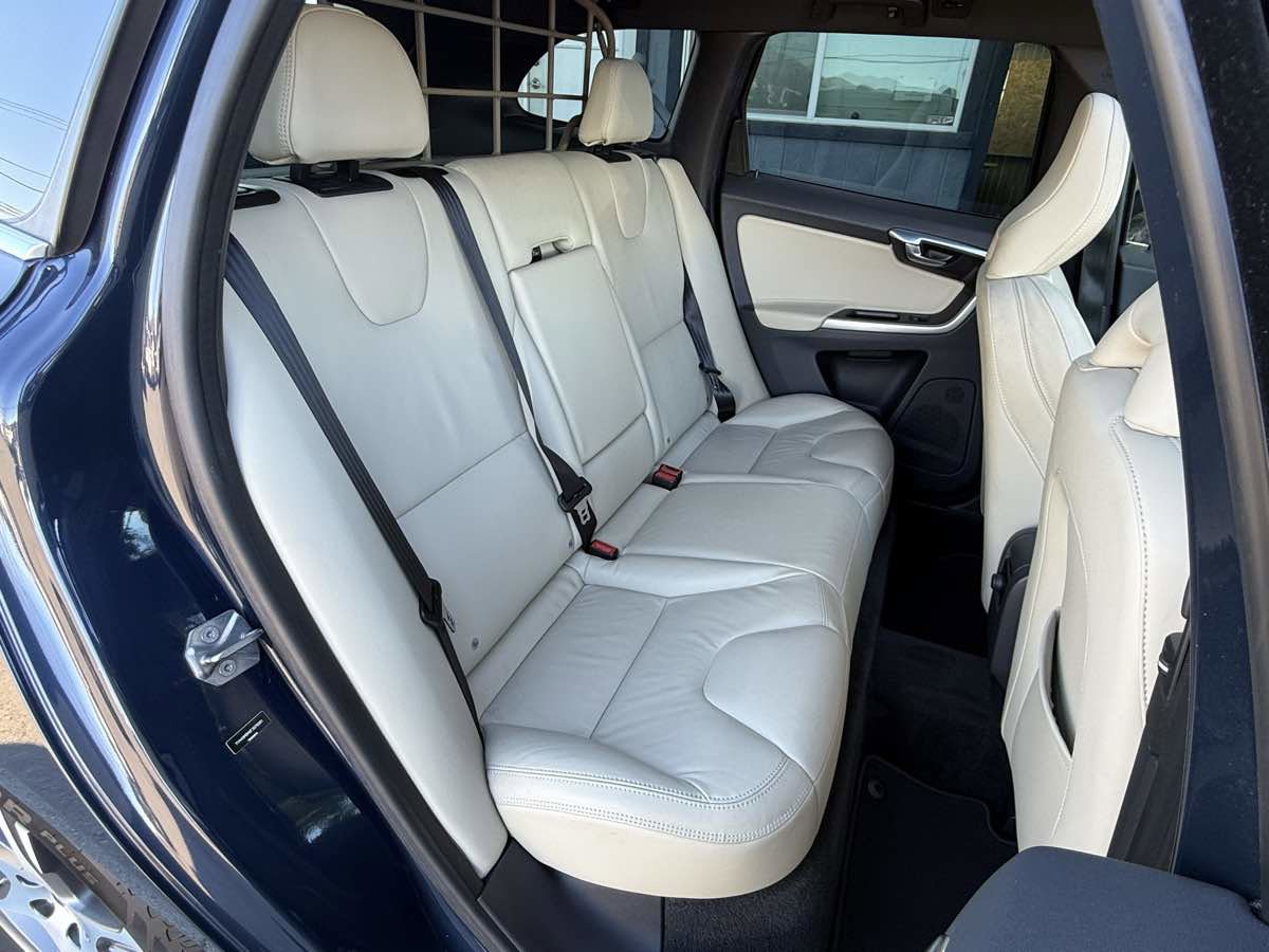 Used 2015 Volvo XC60 T6 Platinum image 11