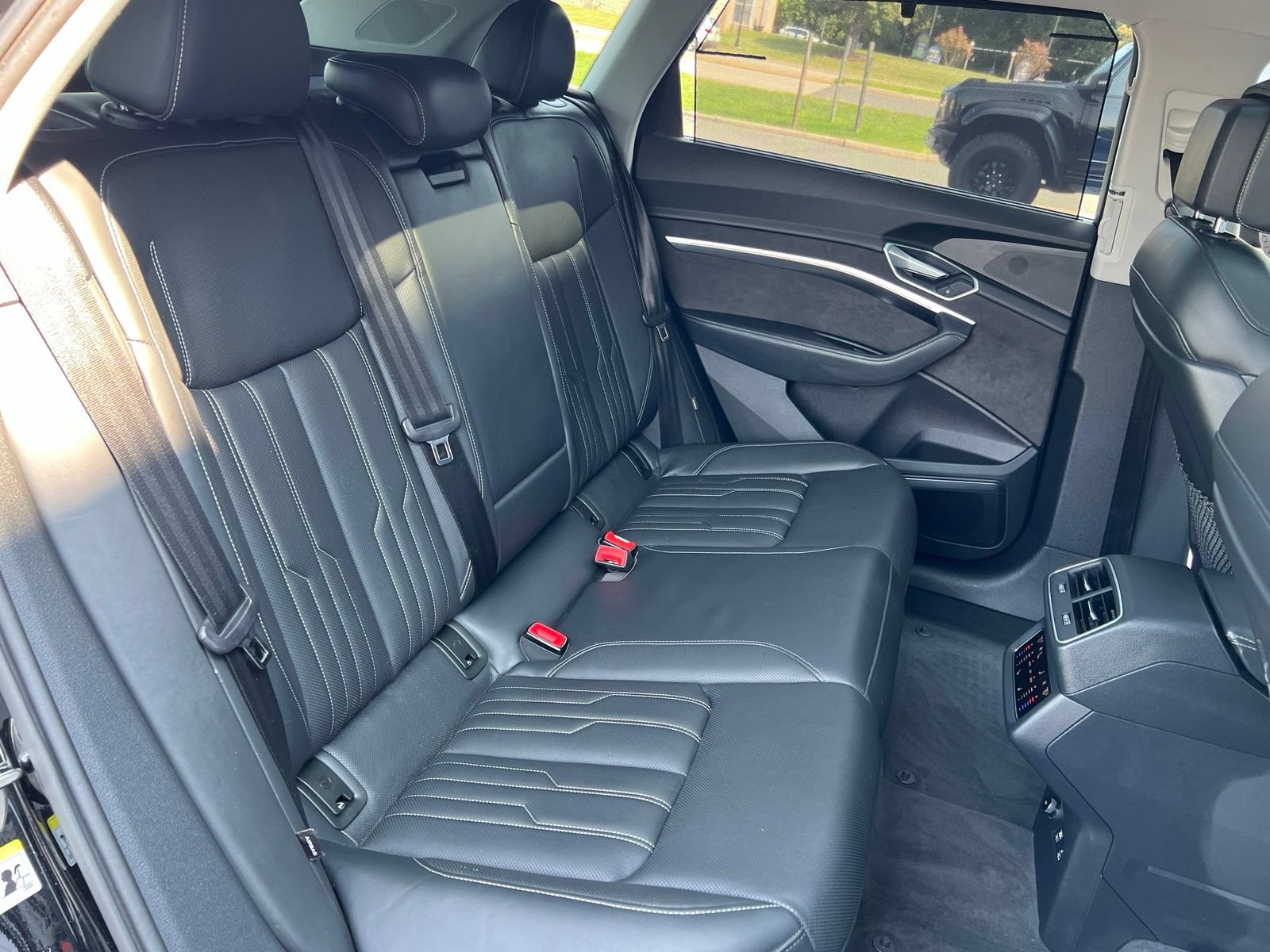Used 2019 Audi e-tron Prestige w/ Prestige Package AWD/4WD image 31