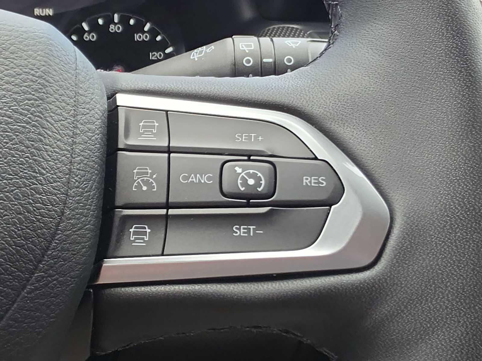 Used 2025 Jeep Compass Latitude w/ Convenience Group AWD/4WD image 28