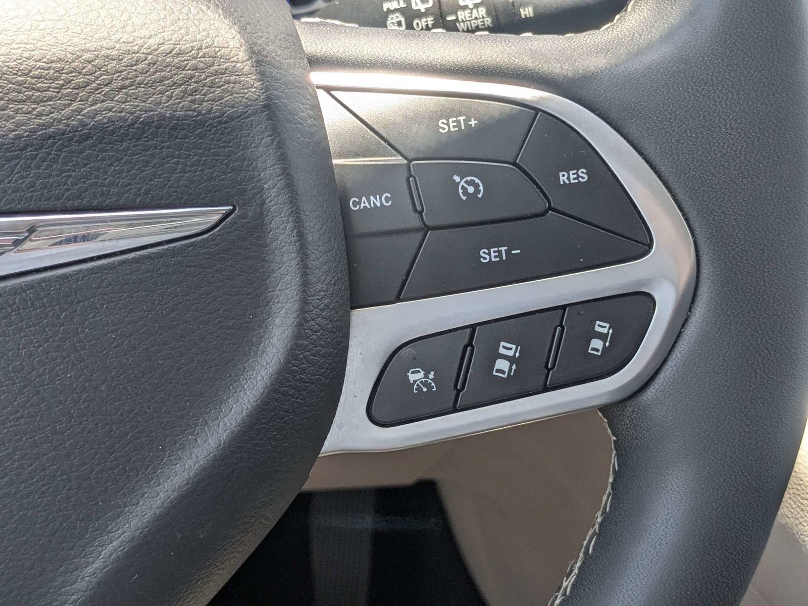 Used 2024 Chrysler Pacifica Touring-L FWD image 28
