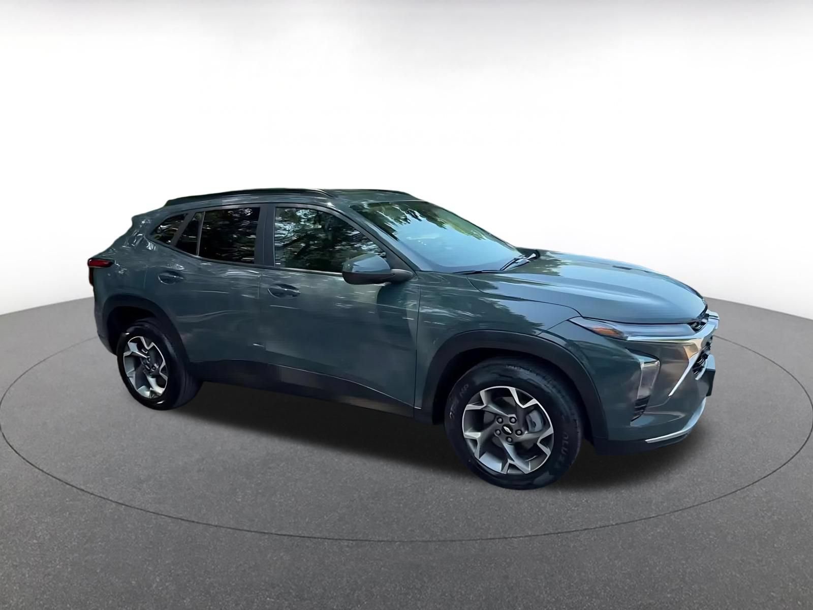 Used 2025 Chevrolet Trax LT FWD image 2