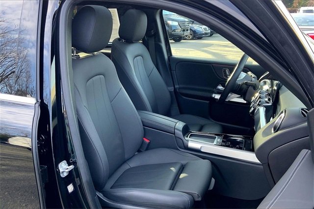 Used 2025 Mercedes-Benz GLB 250 4MATIC image 7