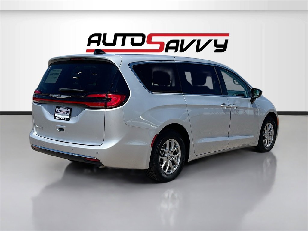 Used 2024 Chrysler Pacifica Touring-L image 7
