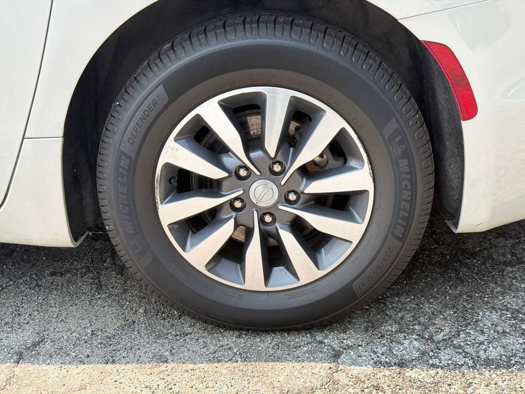 Used 2020 Chrysler Pacifica Limited w/ Advanced Safetytec Group FWD image 21