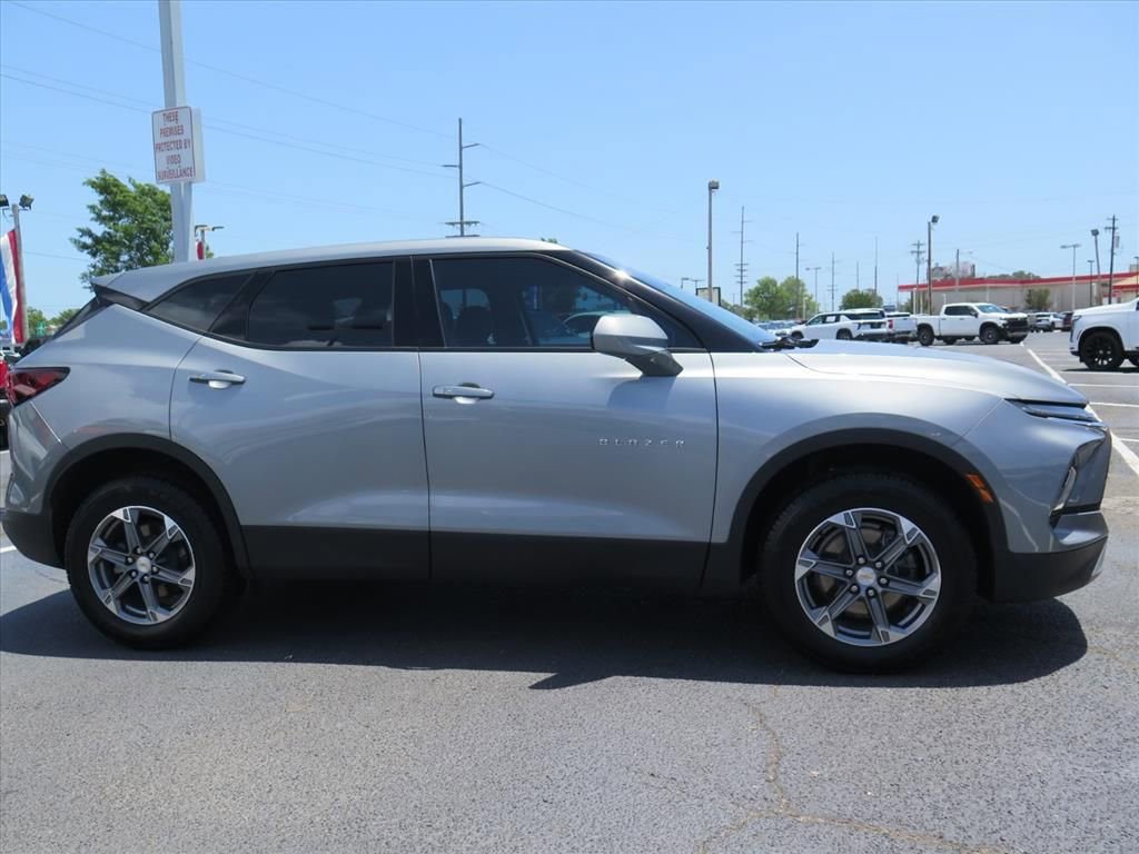 Used 2023 Chevrolet Blazer LT FWD image 2