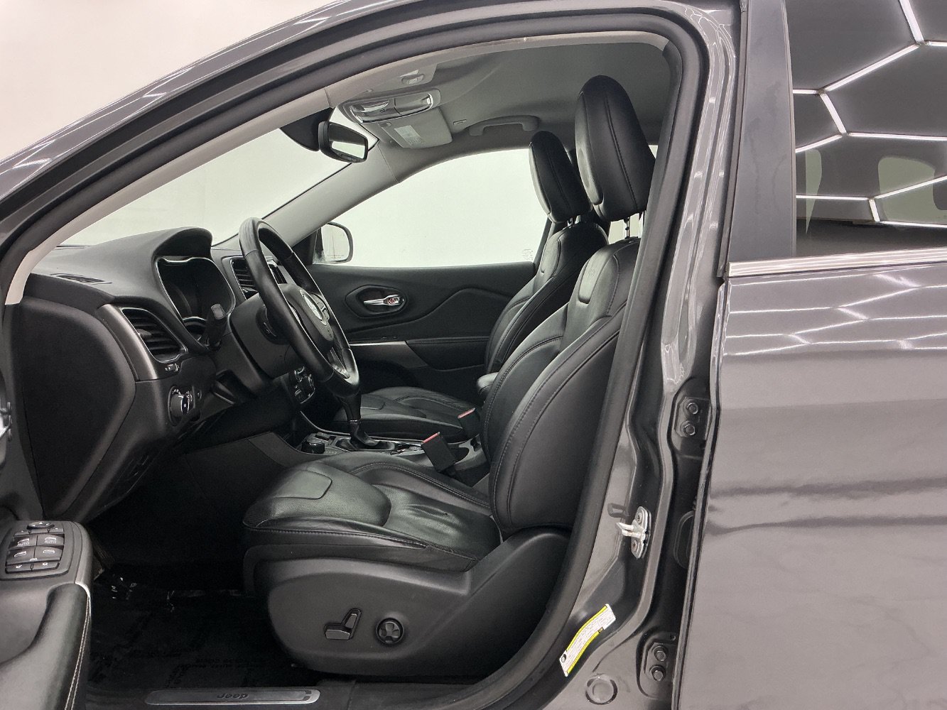Used 2019 Jeep Cherokee Limited AWD/4WD image 14