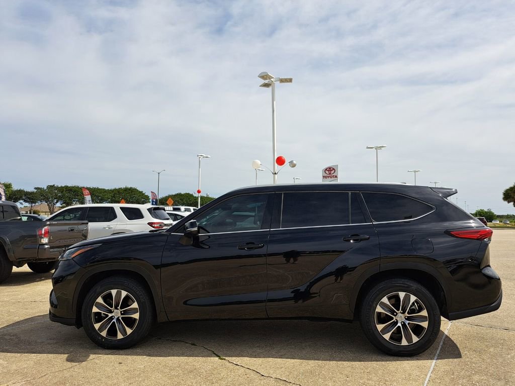 Used 2022 Toyota Highlander XLE FWD image 8