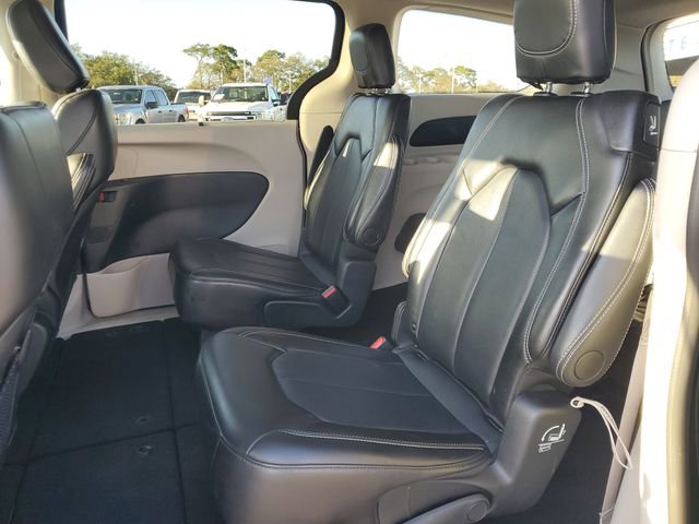 Used 2024 Chrysler Pacifica Touring-L image 12