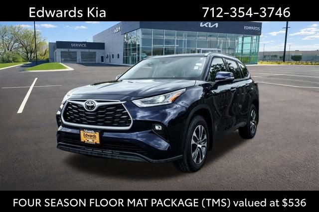 Used 2021 Toyota Highlander XLE AWD/4WD image 1