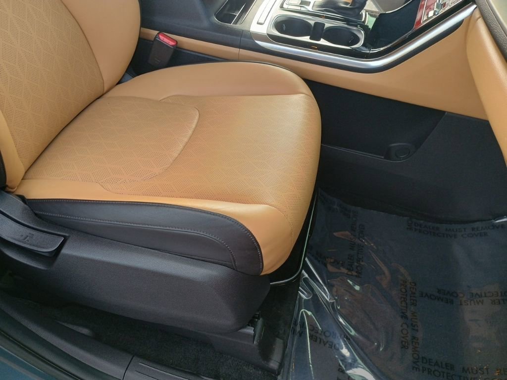 Used 2024 Kia Carnival EX image 22