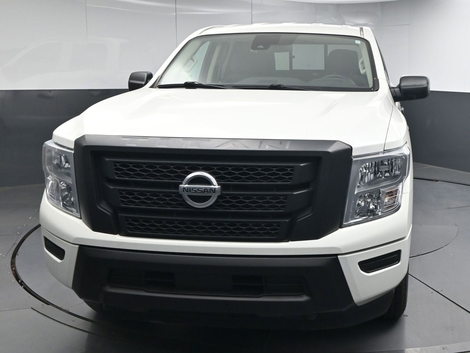 Used 2022 Nissan Titan S image 2