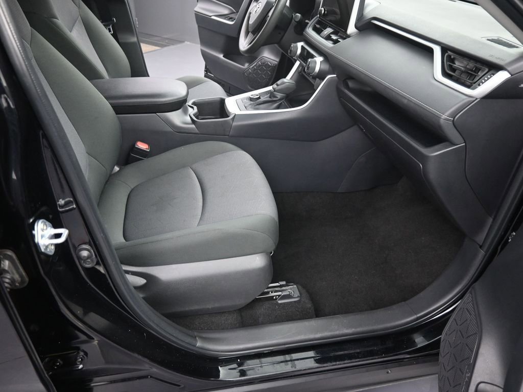 Used 2025 Toyota RAV4 XLE image 39