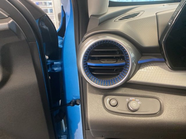 New 2025 Chevrolet Trax LT w/ Driver Confidence Package image 11