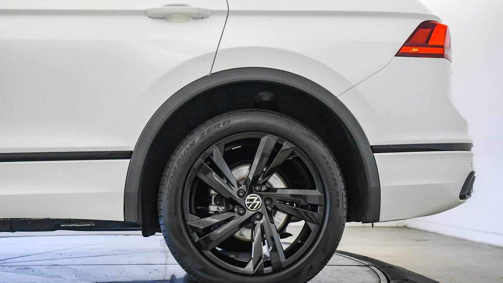 Used 2023 Volkswagen Tiguan SE R-Line image 11