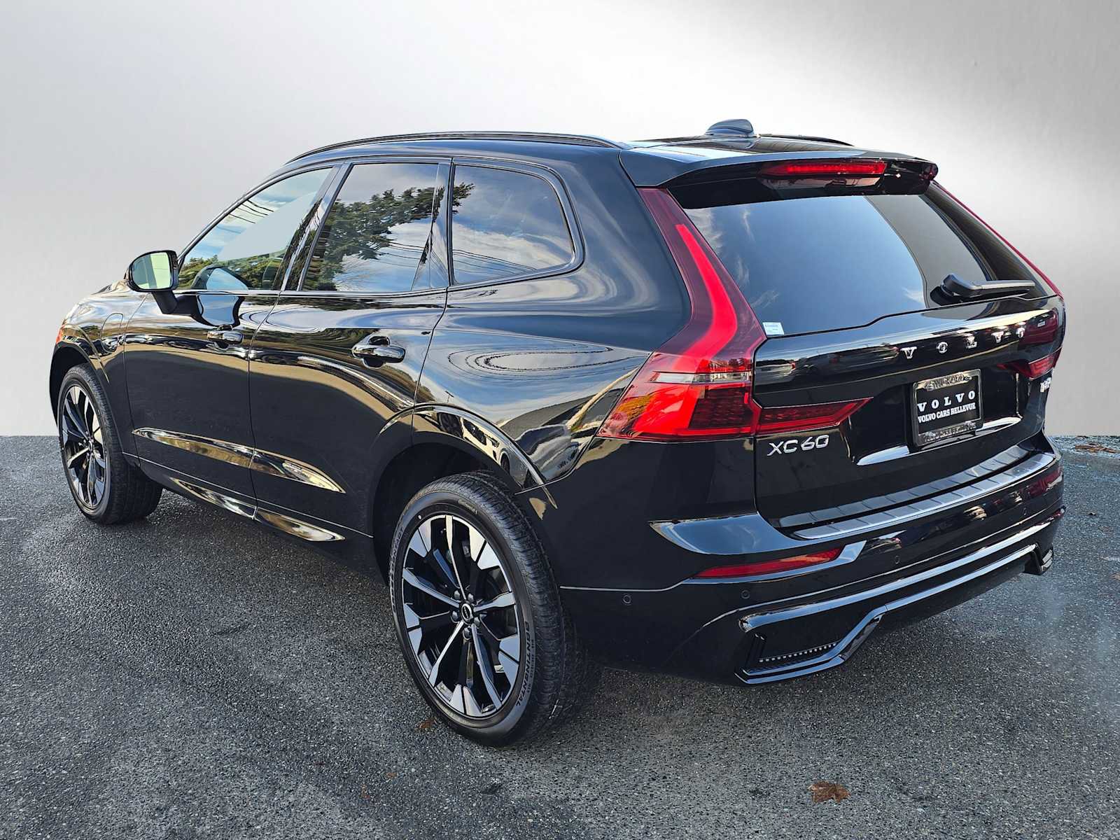 New 2026 Volvo XC60 T8 Plus w/ Protection Package Premier AWD/4WD image 5