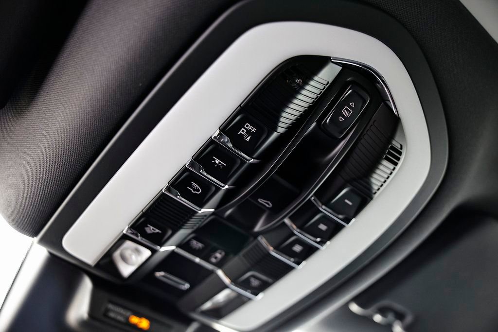 Certified 2025 Porsche Macan image 43