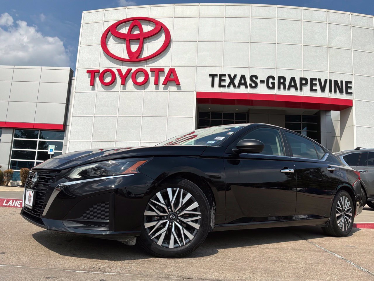 Used 2025 Nissan Altima 2.5 SV FWD image 2