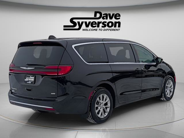 Used 2025 Chrysler Pacifica Select image 5