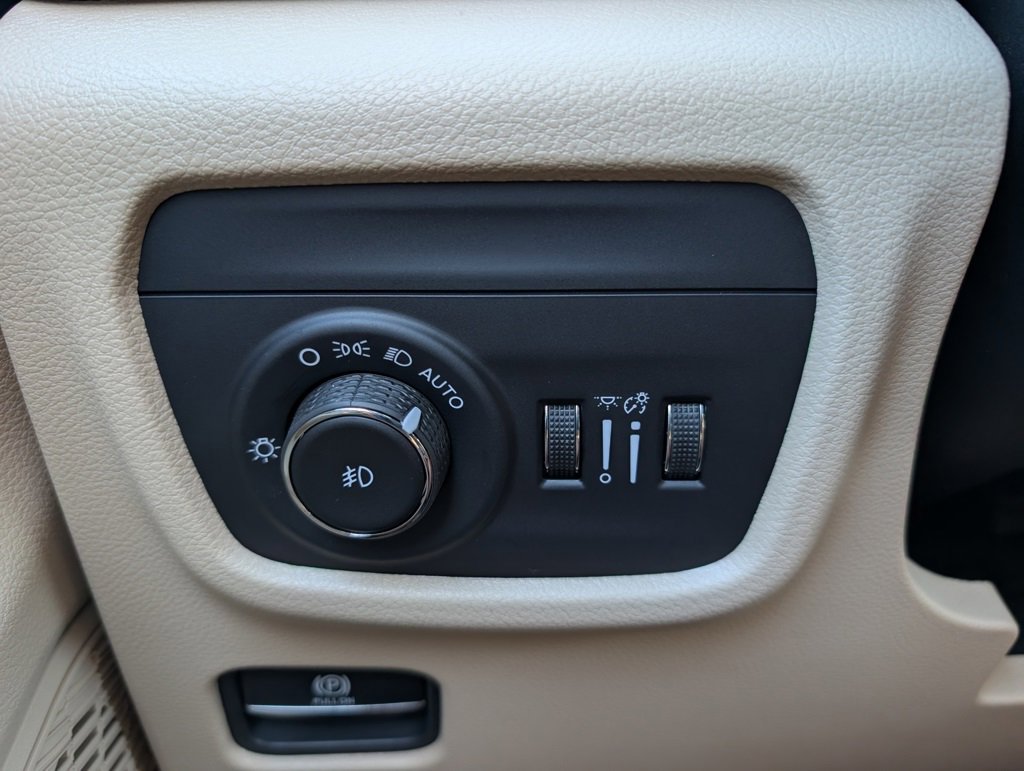 New 2025 Jeep Grand Cherokee Limited image 35