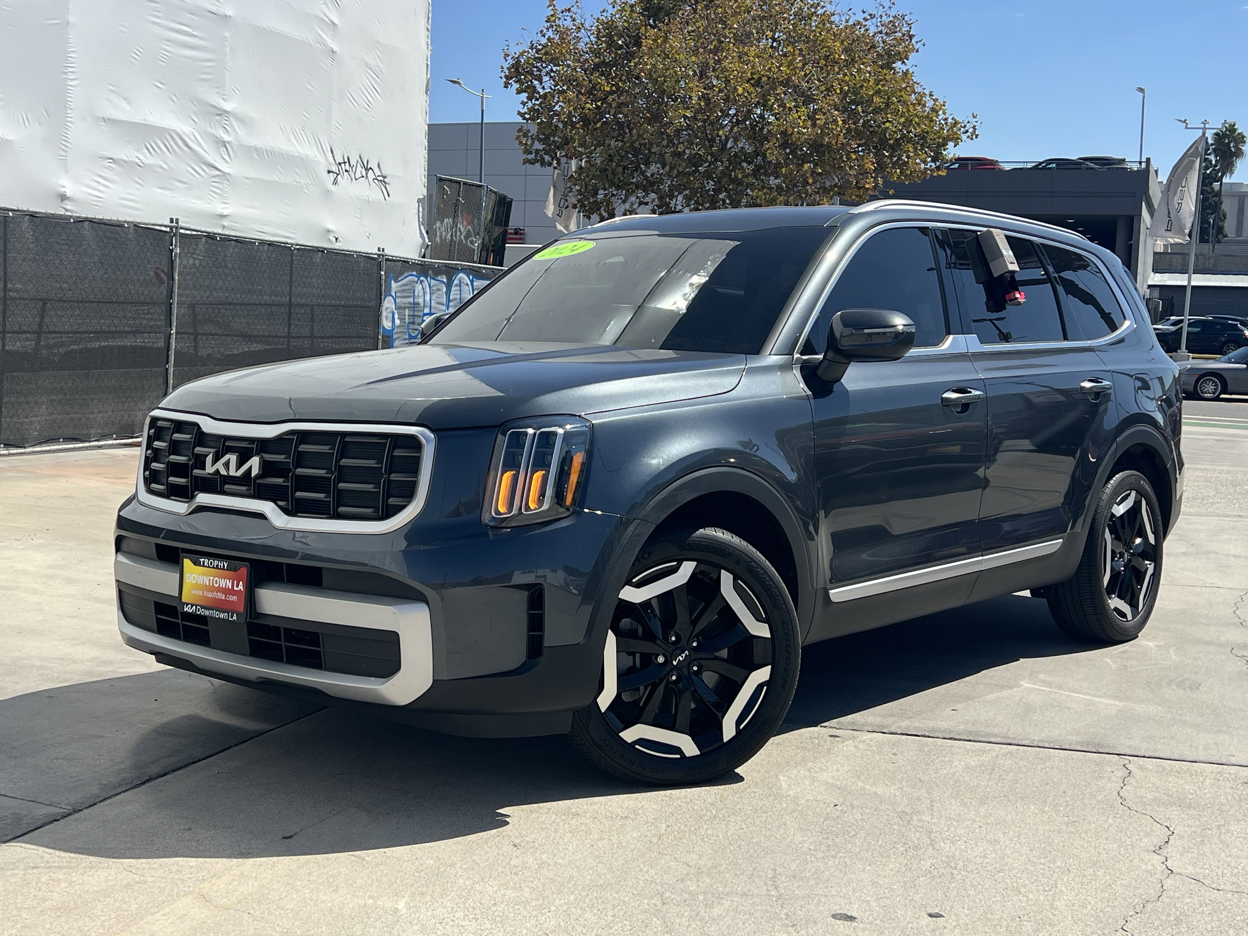 Used 2024 Kia Telluride S image 2